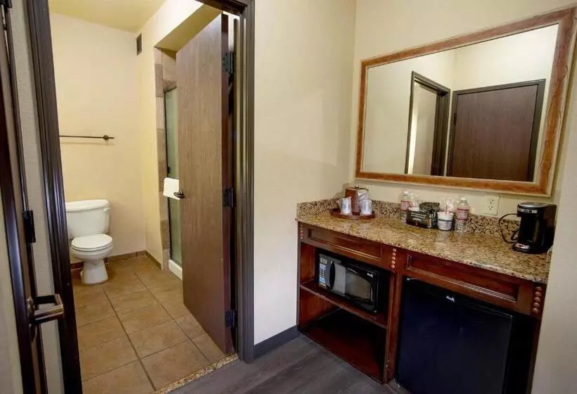 اتاق استاندارد با تخت بزرگ, Best Western Plus Cimarron Hotel & Suites