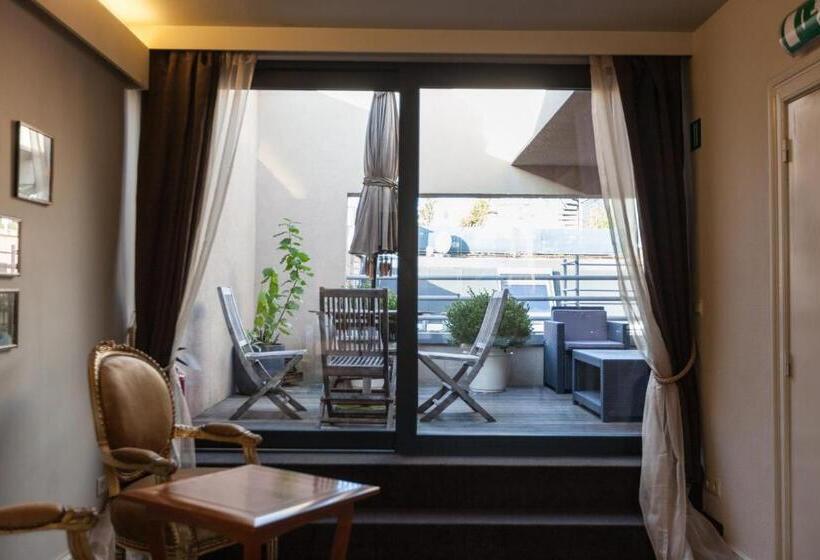 جناح جونيور مزوَّد بتراس, Diamonds And Pearls