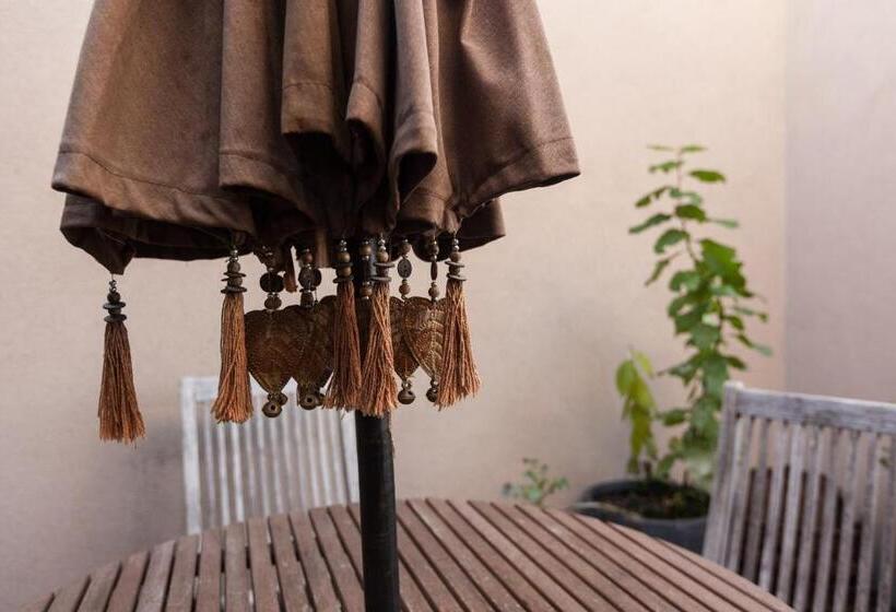 جناح جونيور مزوَّد بتراس, Diamonds And Pearls