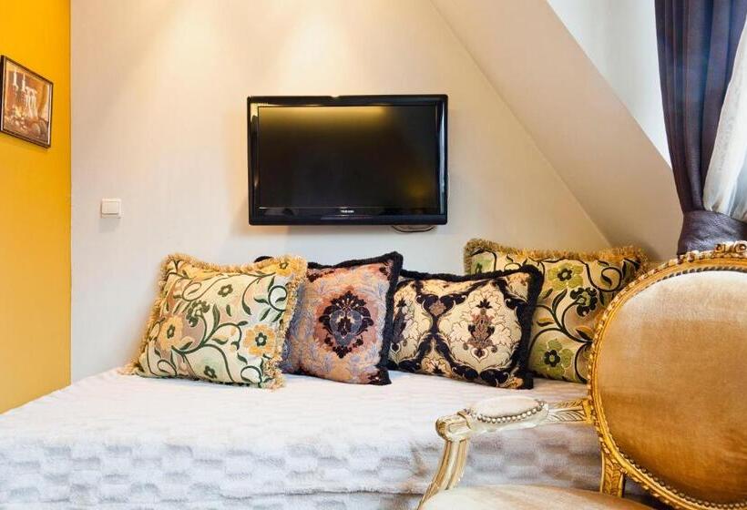 جناح جونيور مزوَّد بتراس, Diamonds And Pearls