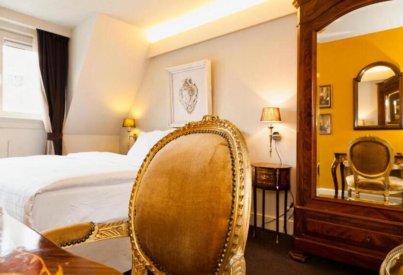 جناح جونيور مزوَّد بتراس, Diamonds And Pearls