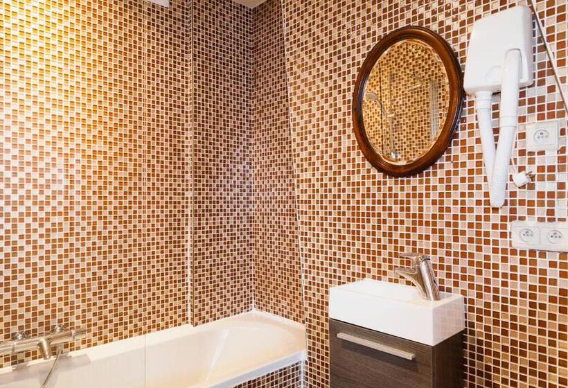 جناح جونيور مزوَّد بتراس, Diamonds And Pearls