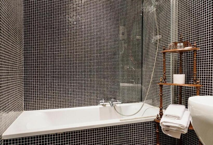 جناح جونيور ذات إطلالة, Diamonds And Pearls