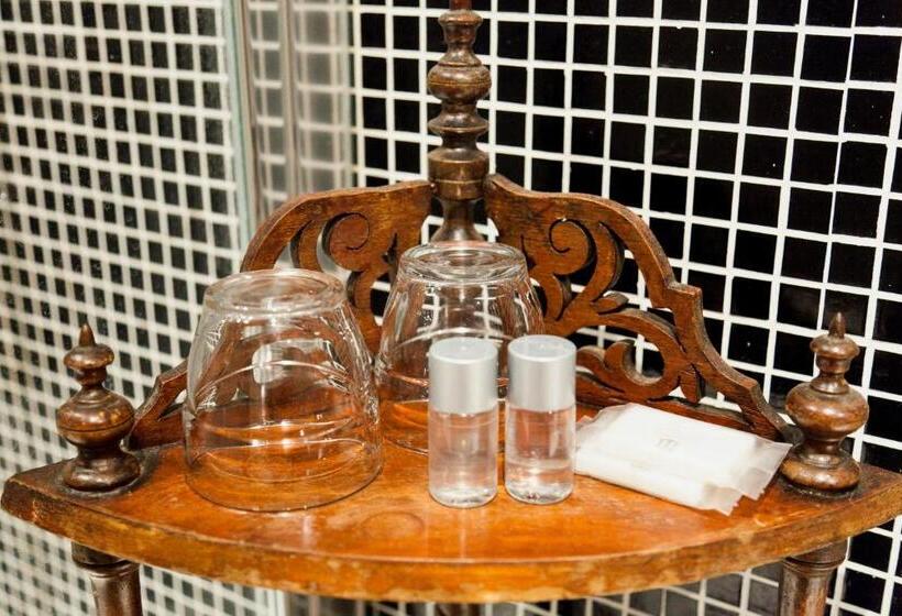 جناح جونيور ذات إطلالة, Diamonds And Pearls