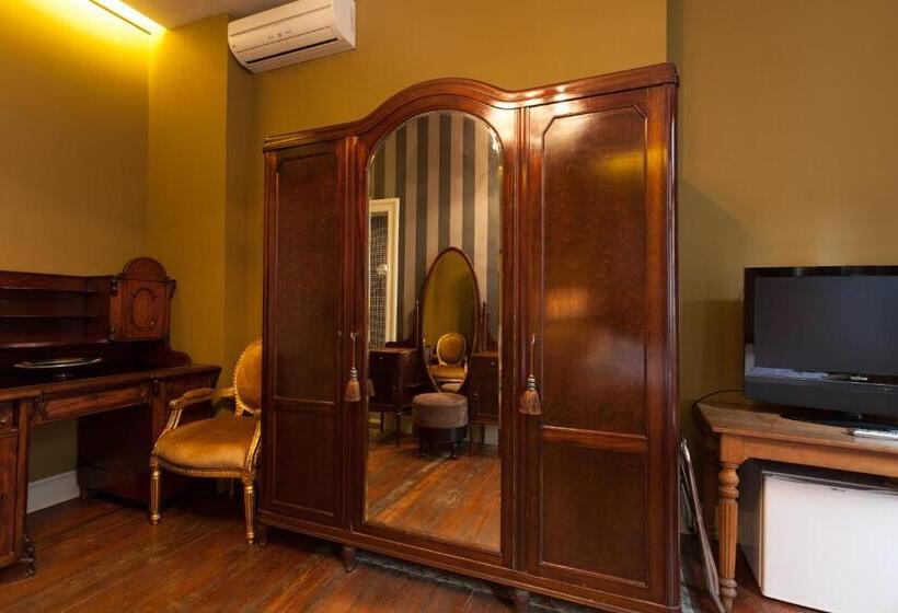 جناح جونيور ذات إطلالة, Diamonds And Pearls