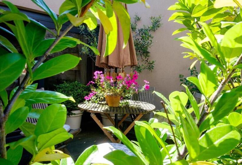 جناح جونيور مزوَّد بتراس, Diamonds And Pearls