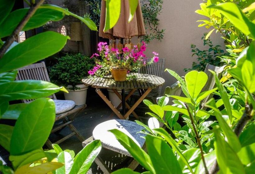 جناح جونيور مزوَّد بتراس, Diamonds And Pearls