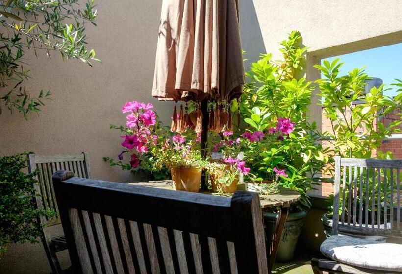 جناح جونيور مزوَّد بتراس, Diamonds And Pearls