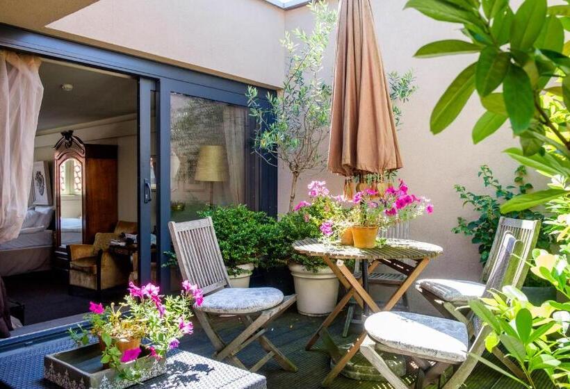 جناح جونيور مزوَّد بتراس, Diamonds And Pearls