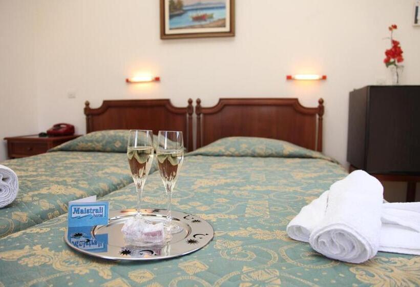 اتاق استاندارد سه تخته با چشمانداز, Maistrali