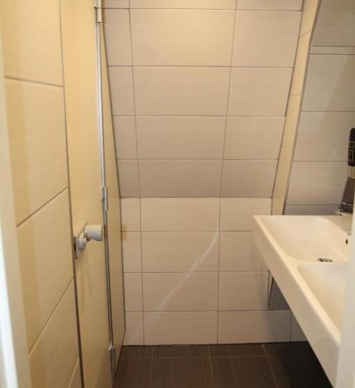 חדר סטנדרטי לארבעה עם חדר אמבטיה משותף, International Budget Hostel City Center