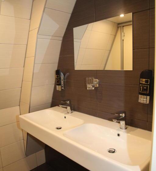 غرفة قياسية رباعية حمام مشترك, International Budget Hostel City Center