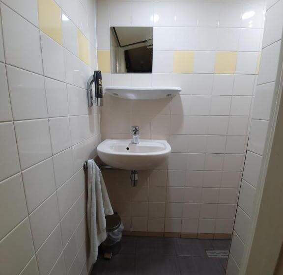 سرير فى غرفة مشتركه, International Budget Hostel City Center