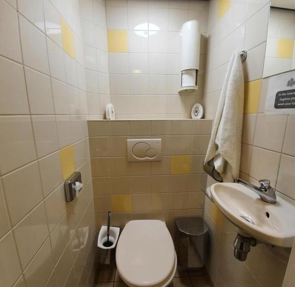 سرير فى غرفة مشتركه, International Budget Hostel City Center