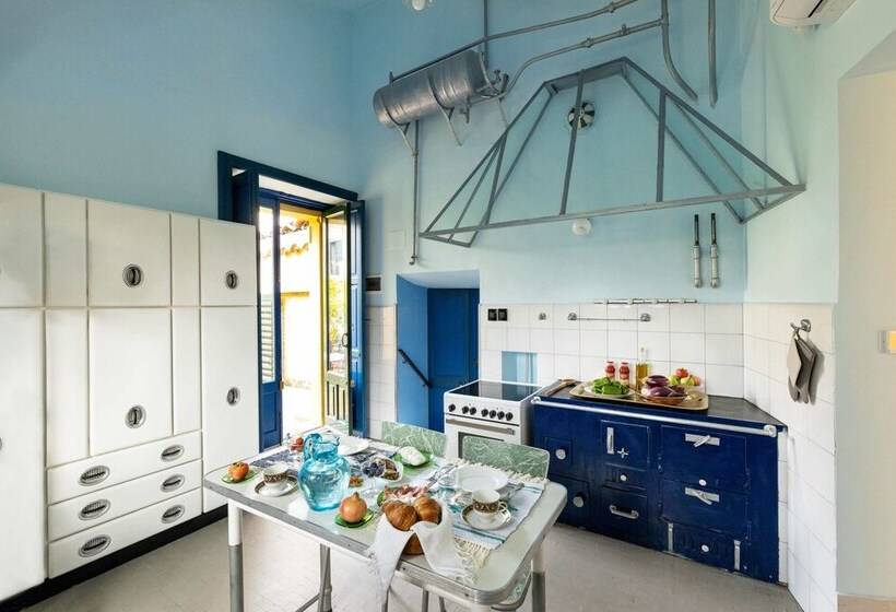 חדר משפחתי, Palazzo Previtera