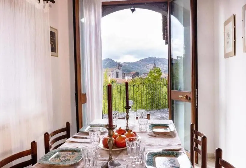 ３ベッドルームハウス, Palazzo Previtera