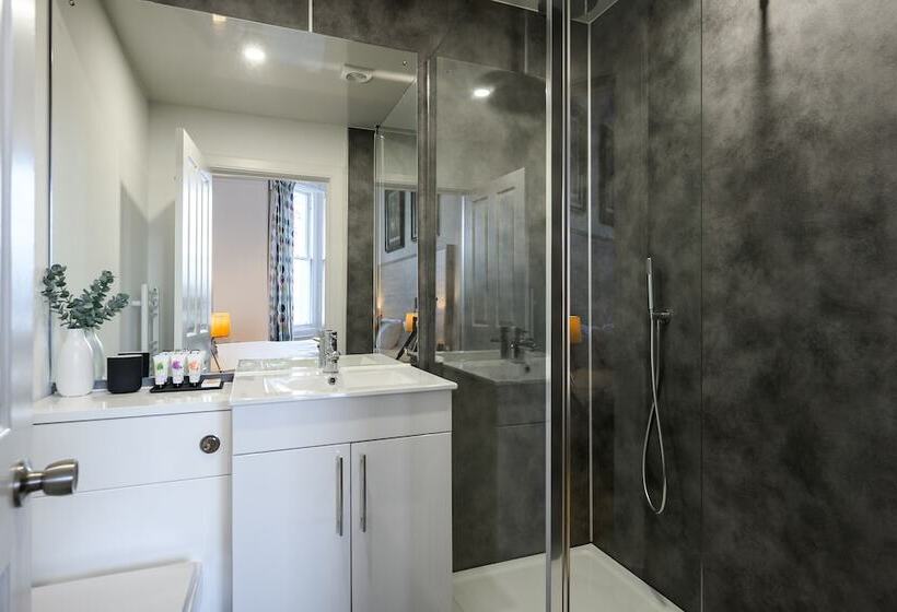 エクゼクティブシングルルーム, The Clarendon