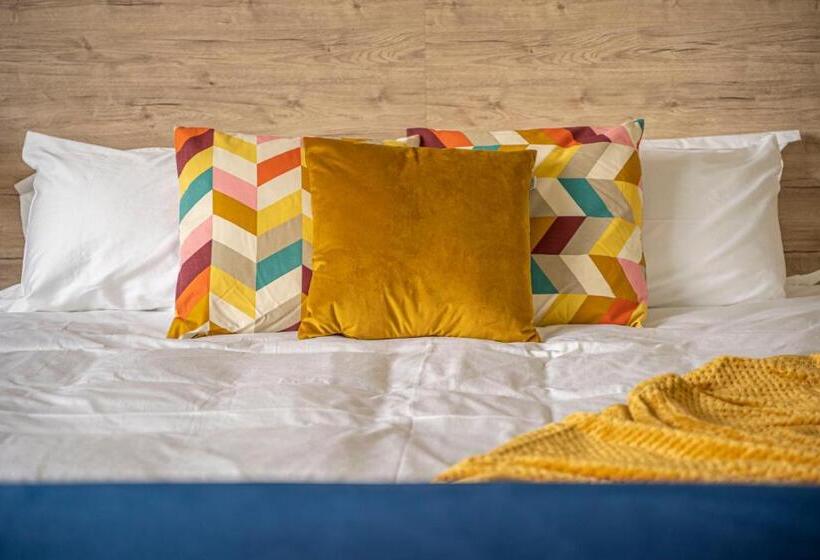 オーシャンビュージュニアスイート, The Clarendon