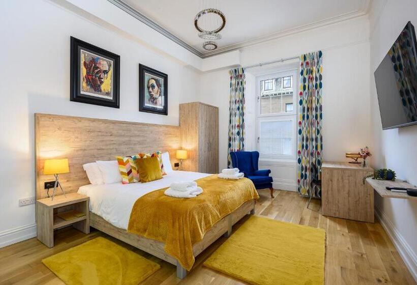 ジュニアスイート, The Clarendon