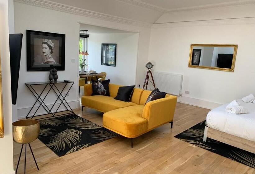 スーペリアースイート, The Clarendon