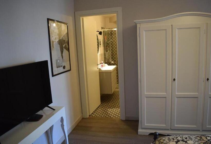 标准间, Cb House Holiday