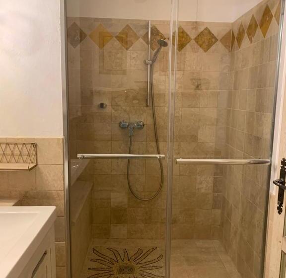 غرفة قياسية مزوَّدة بتراس, Le Mas Des Roses 1884