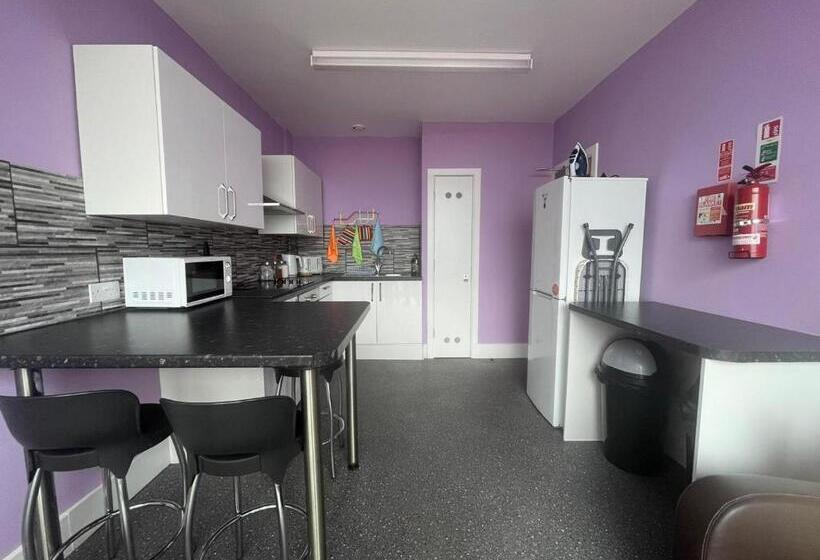 Quarto Standard Casa de Banho Partilhada, Neon 160