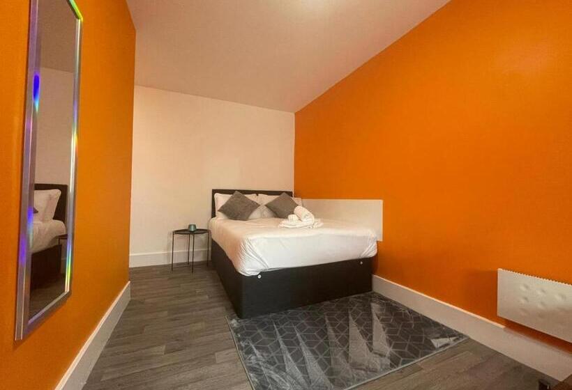 Quarto Estandar Banheiro Compartilhado, Neon 160