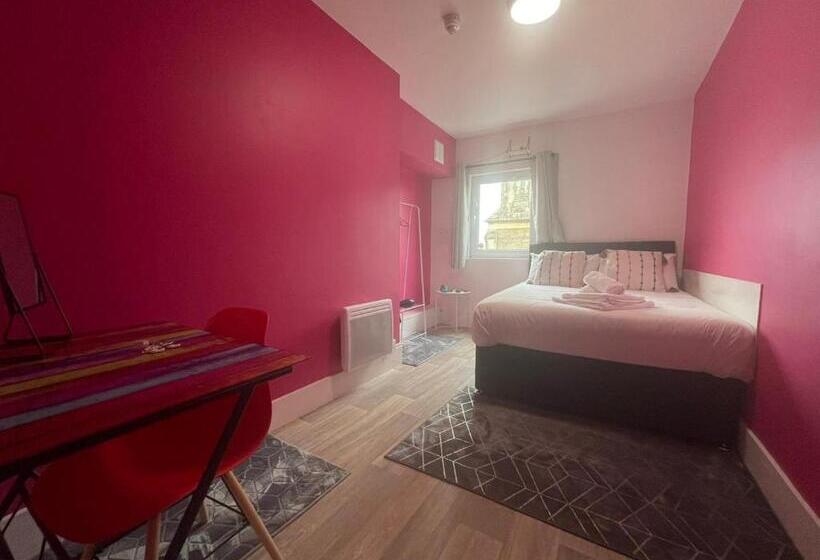 Quarto Standard Casa de Banho Partilhada, Neon 160