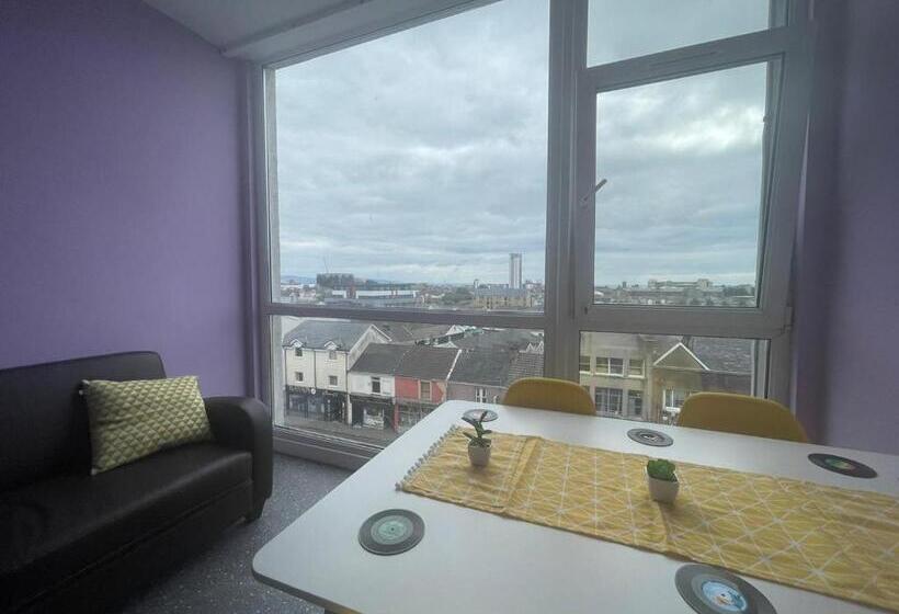 Quarto Standard Casa de Banho Partilhada, Neon 160