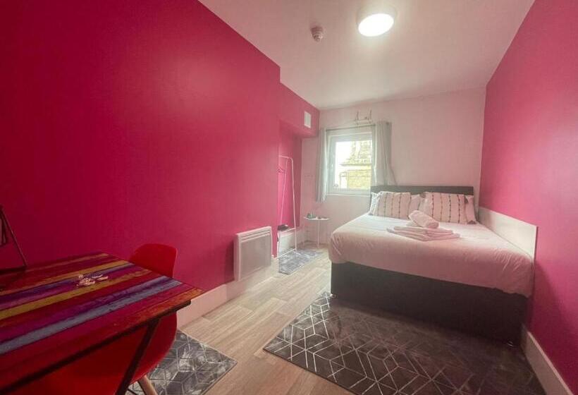Quarto Estandar Banheiro Compartilhado, Neon 160