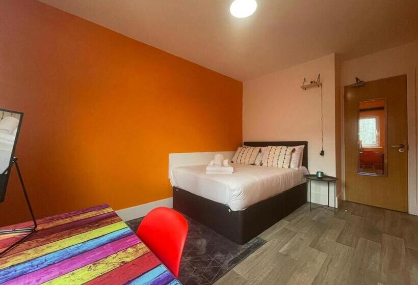 Quarto Standard Casa de Banho Partilhada, Neon 160