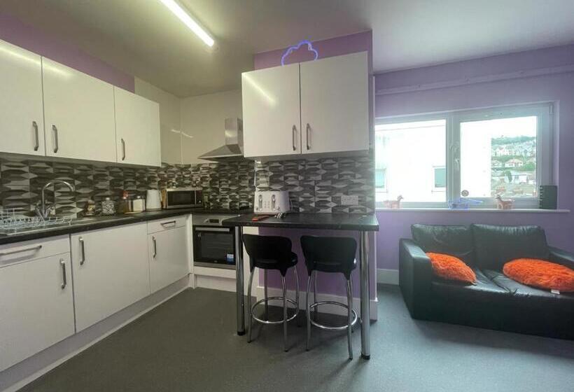 Apartamento 1 Dormitório Vista Mar, Neon 160