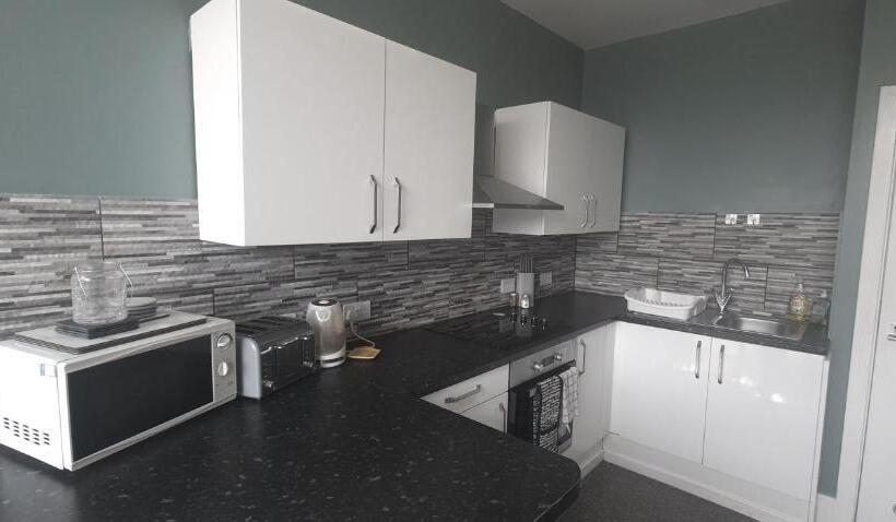 Quarto Triplo Standard Casa de Banho Partilhada, Neon 160