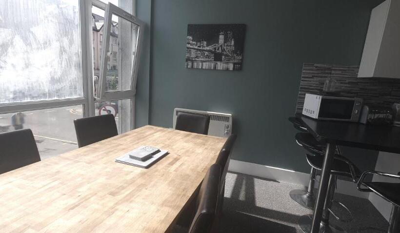 Quarto Triplo Standard Casa de Banho Partilhada, Neon 160