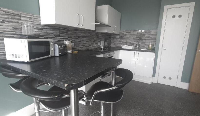 Quarto Triplo Standard Casa de Banho Partilhada, Neon 160