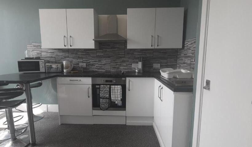 Quarto Triplo Standard Casa de Banho Partilhada, Neon 160