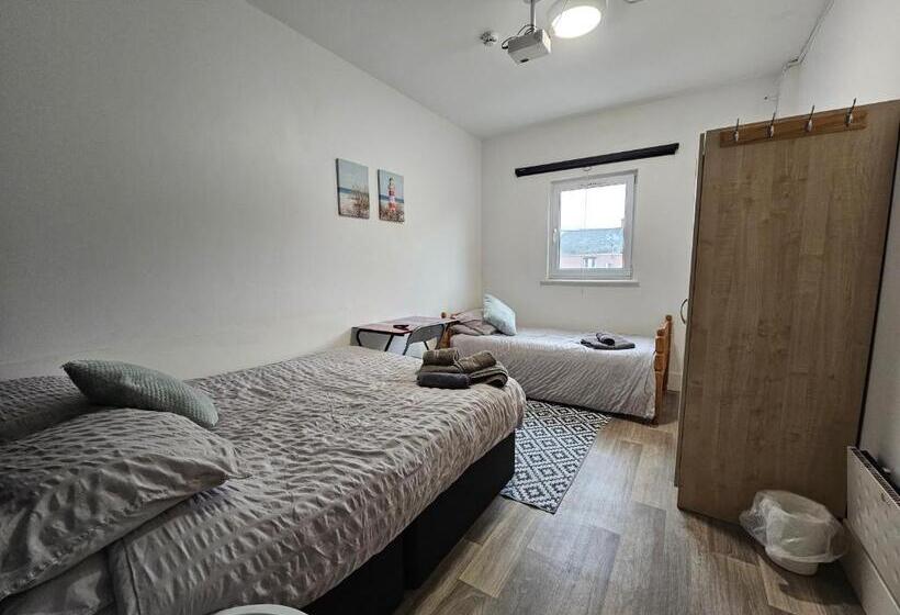 Quarto Triplo Standard Casa de Banho Partilhada, Neon 160