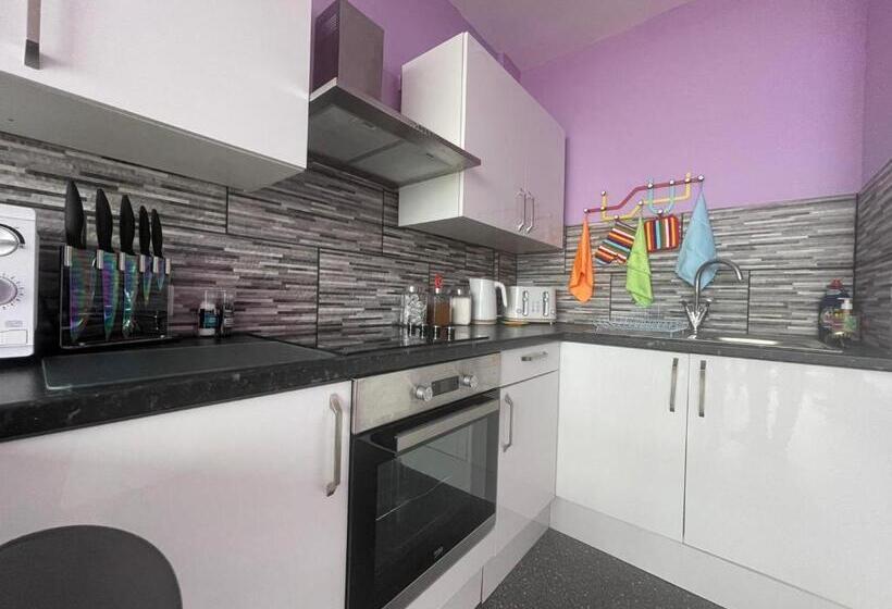 Quarto Standard Casa de Banho Partilhada, Neon 160