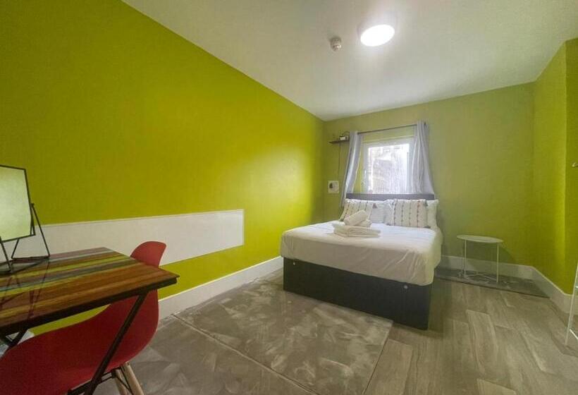 Quarto Estandar Banheiro Compartilhado, Neon 160
