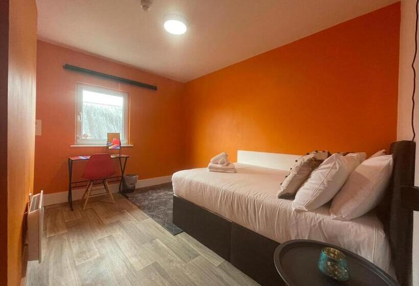 Quarto Estandar Banheiro Compartilhado, Neon 160