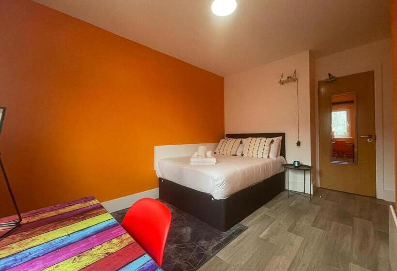 Quarto Standard Casa de Banho Partilhada, Neon 160