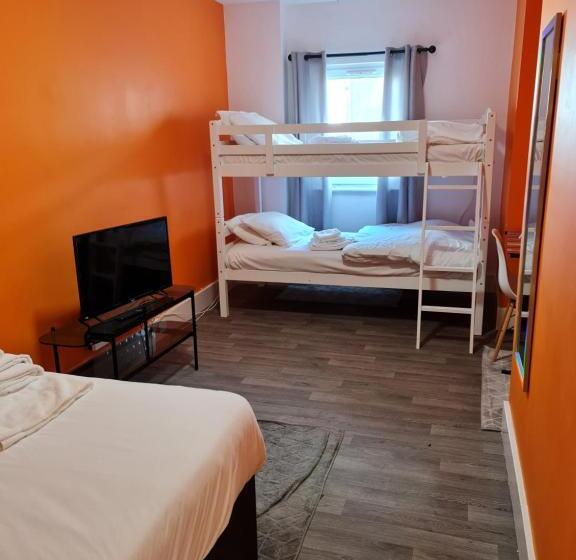 Quarto Quadruplo Estandar Banheiro Compartilhado, Neon 160