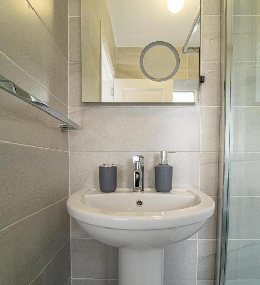 اتاق استاندارد, Five Ferns House