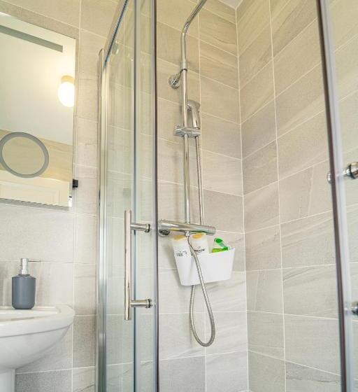 اتاق استاندارد, Five Ferns House