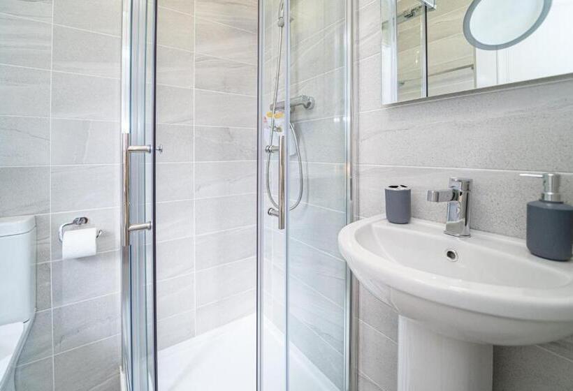 اتاق استاندارد, Five Ferns House