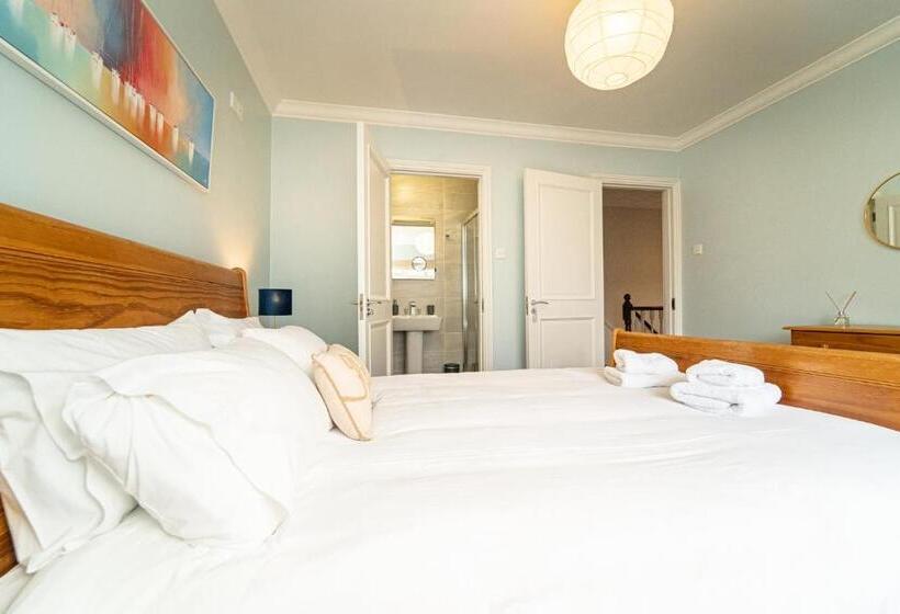 Quarto Estandar, Five Ferns House