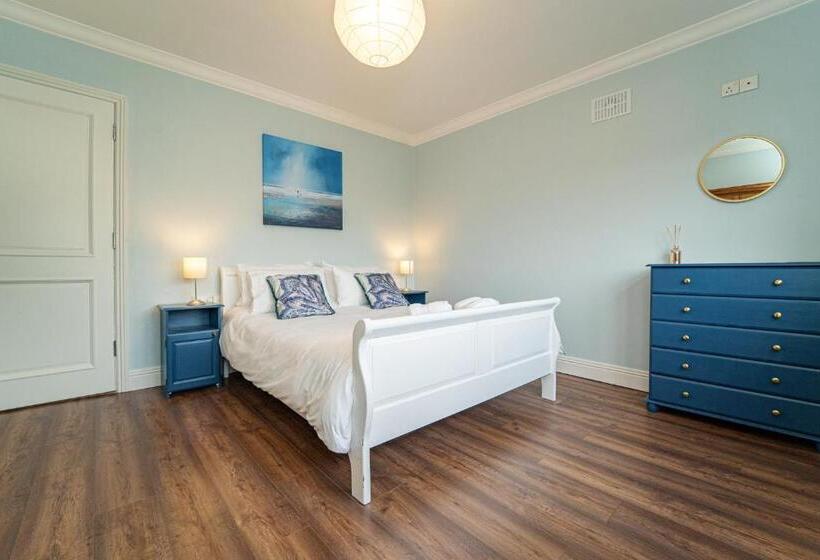 Quarto Estandar, Five Ferns House