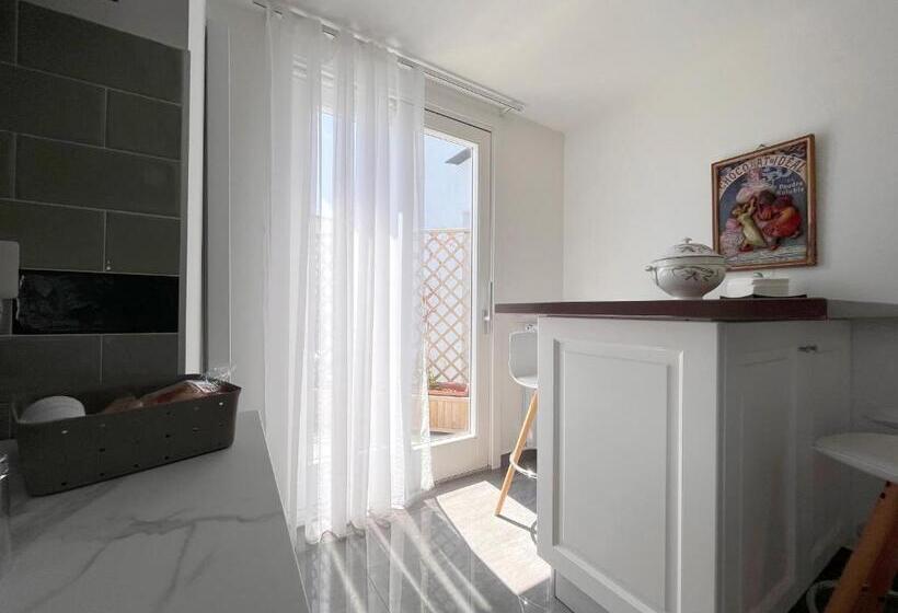 Номер Deluxe, Dc House