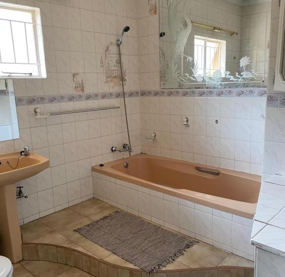 Quarto Deluxe, Host Hub Guest House